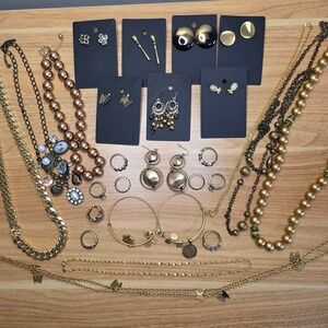 27 Piece Gold Tone Fashion Jewelry Lot Chains Bracelets Rings Earrings Necklace‎